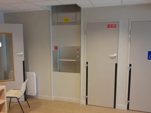 Monte-plats SKG ISO-A dans une crèche