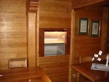 Porte Inox à guillotine ouverte SKG ISO-A dans un restaurant