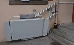 Plateforme Oblique droite dans un collège Installation d'une plateforme oblique dans un collège pour franchir les 3 marches