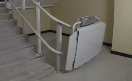 Plateforme élévatrice monte-escalier SLIM Installation d'une plateforme courbe PMR SLIM
