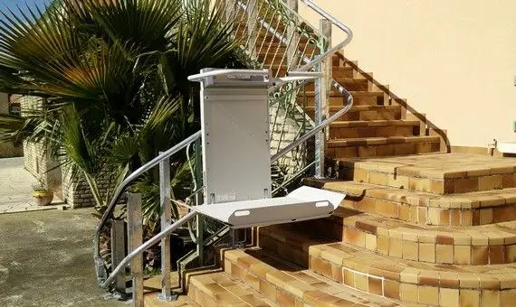 Plateforme élévatrice monte-escalier SLIM Installation d'une plateforme courbe PMR SLIM