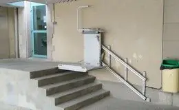 Plateforme PMR dans une Installation d'une plateforme oblique dans une école primaire afin de permettre le franchissement d'un escalier de 5 marches