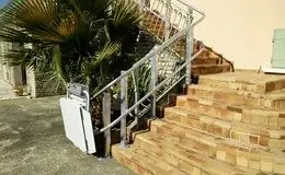 Plateforme monte escalier courbe dans une maison d'habitation Installation d'une plateforme monte escalier courbe