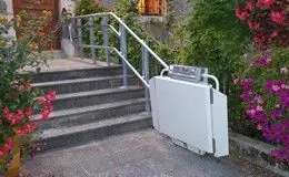 Plateforme PMR monte escalier courbe mairie de talloires Installation d'une plateforme monte escalier en courbe à la Mairie de Talloires