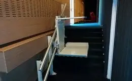 Plateforme monte-escalier à l'Espace Aragon Installation d'une plateforme monte-escalier à l'Espace Aragon de Villard-Bonnot