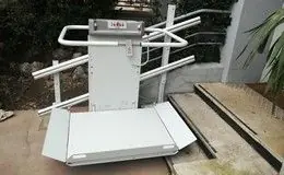 Exemple d'une plateforme monte-escalier PMR Installion d'une plateforme monte-escalier devant un cabinet dentaire
