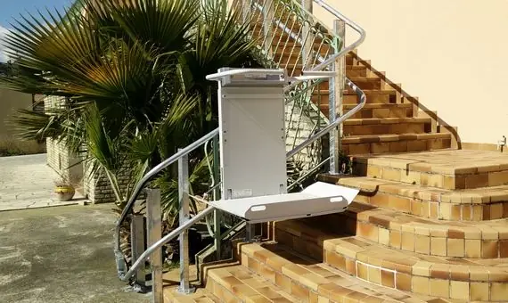 Plateforme monte escalier en courbe